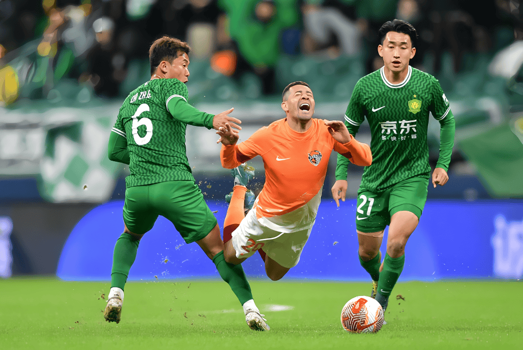 北京中赫国安队球员教练共同研究对手战术的简单介绍 北京中赫国安队球员教练共同研究对手战术的简单介绍