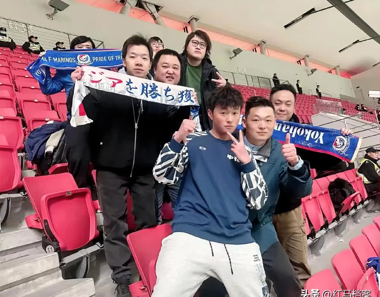 现场球迷气氛热烈,球队主场气势如虹的简单介绍 现场球迷气氛热烈,球队主场气势如虹的简单介绍