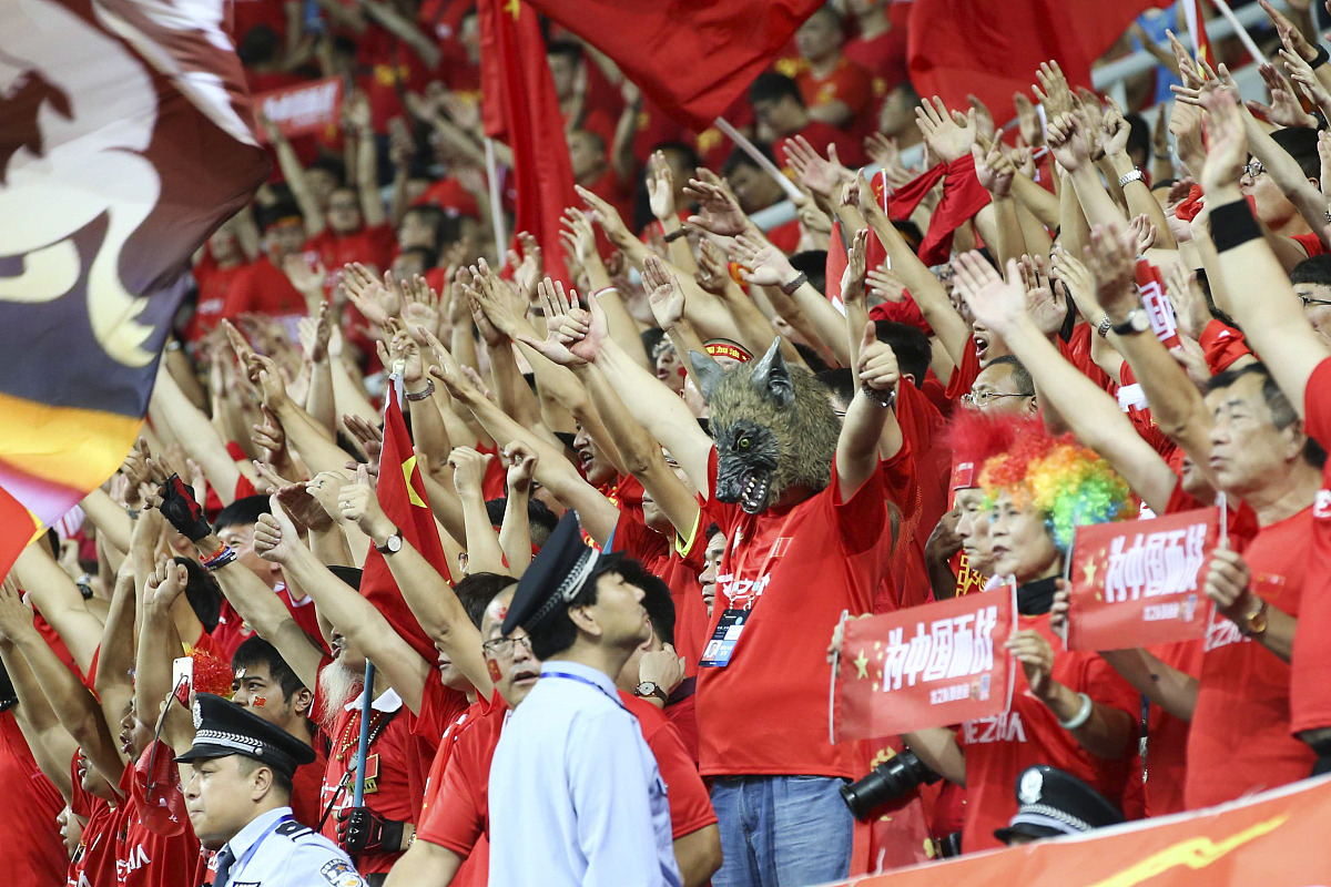 足球赛场上,一支来自南方的球队大获全胜 足球赛场上,一支来自南方的球队大获全胜