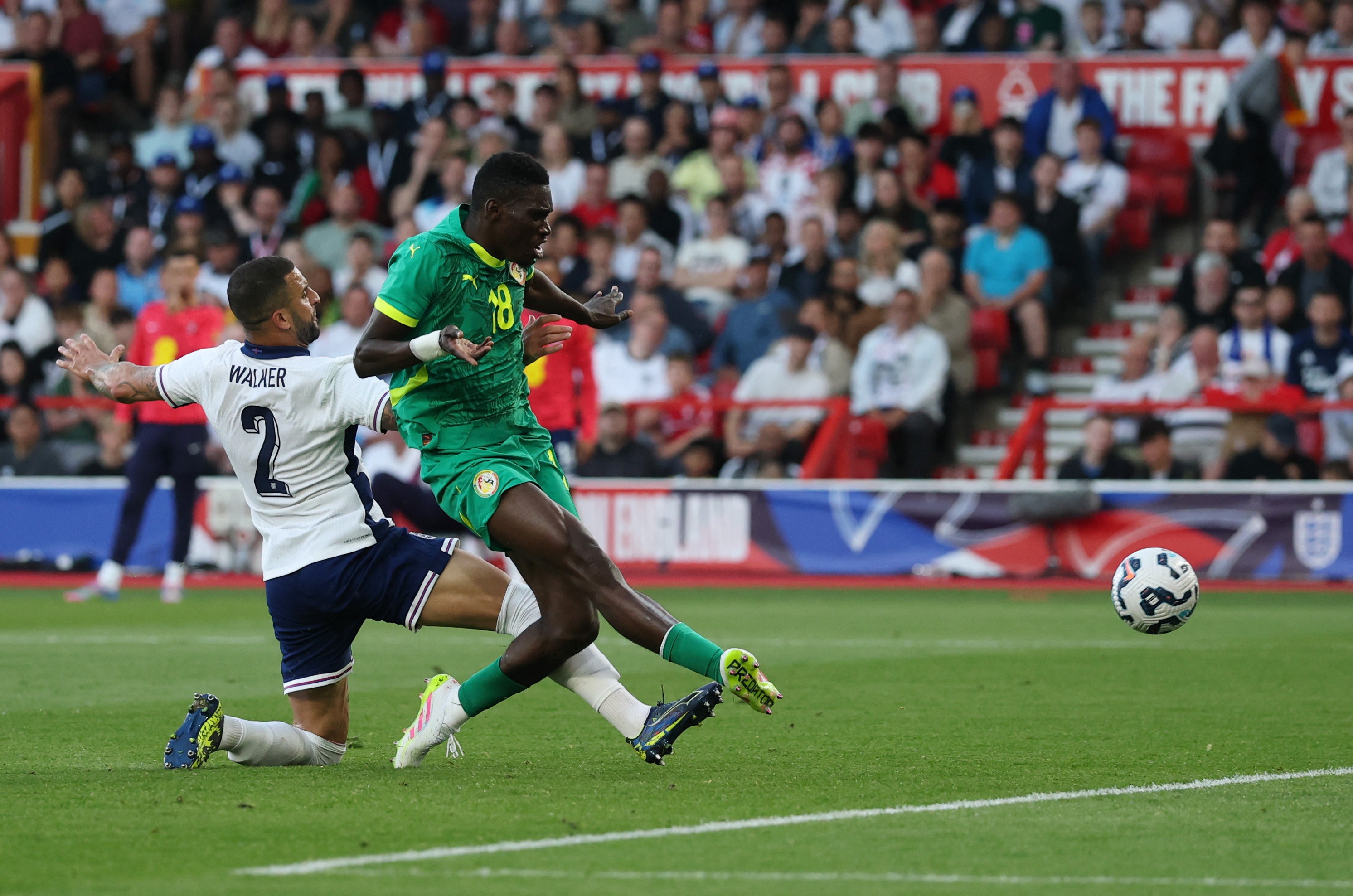英格兰遭遇C罗险胜,美洲杯局势紧张 英格兰遭遇C罗险胜,美洲杯局势紧张
