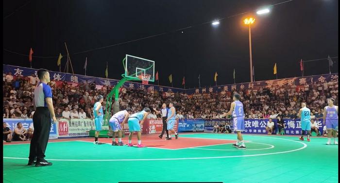 火爆篮球赛事吸引大批球迷观赛激动不已 火爆篮球赛事吸引大批球迷观赛激动不已