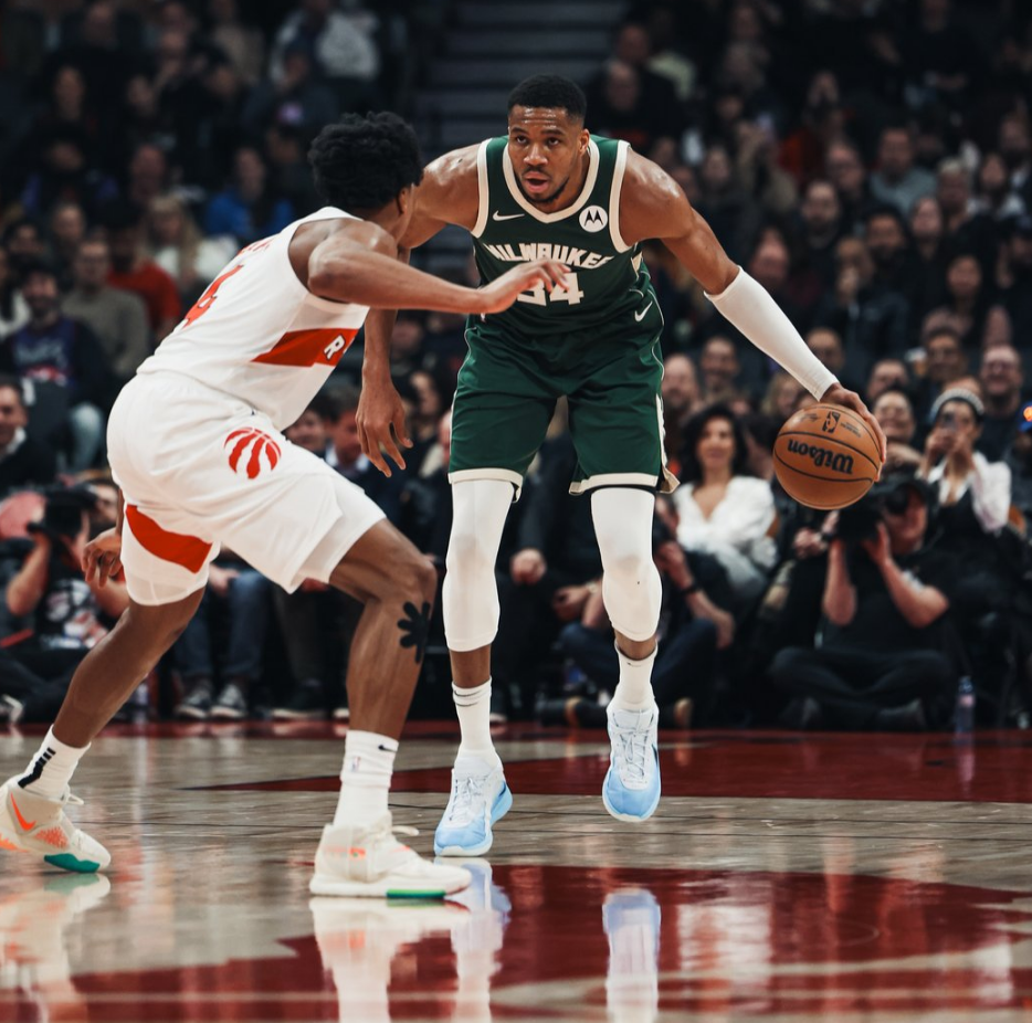 雄鹿主场轻松击败骑士,猛龙大胜 雄鹿主场轻松击败骑士,猛龙大胜