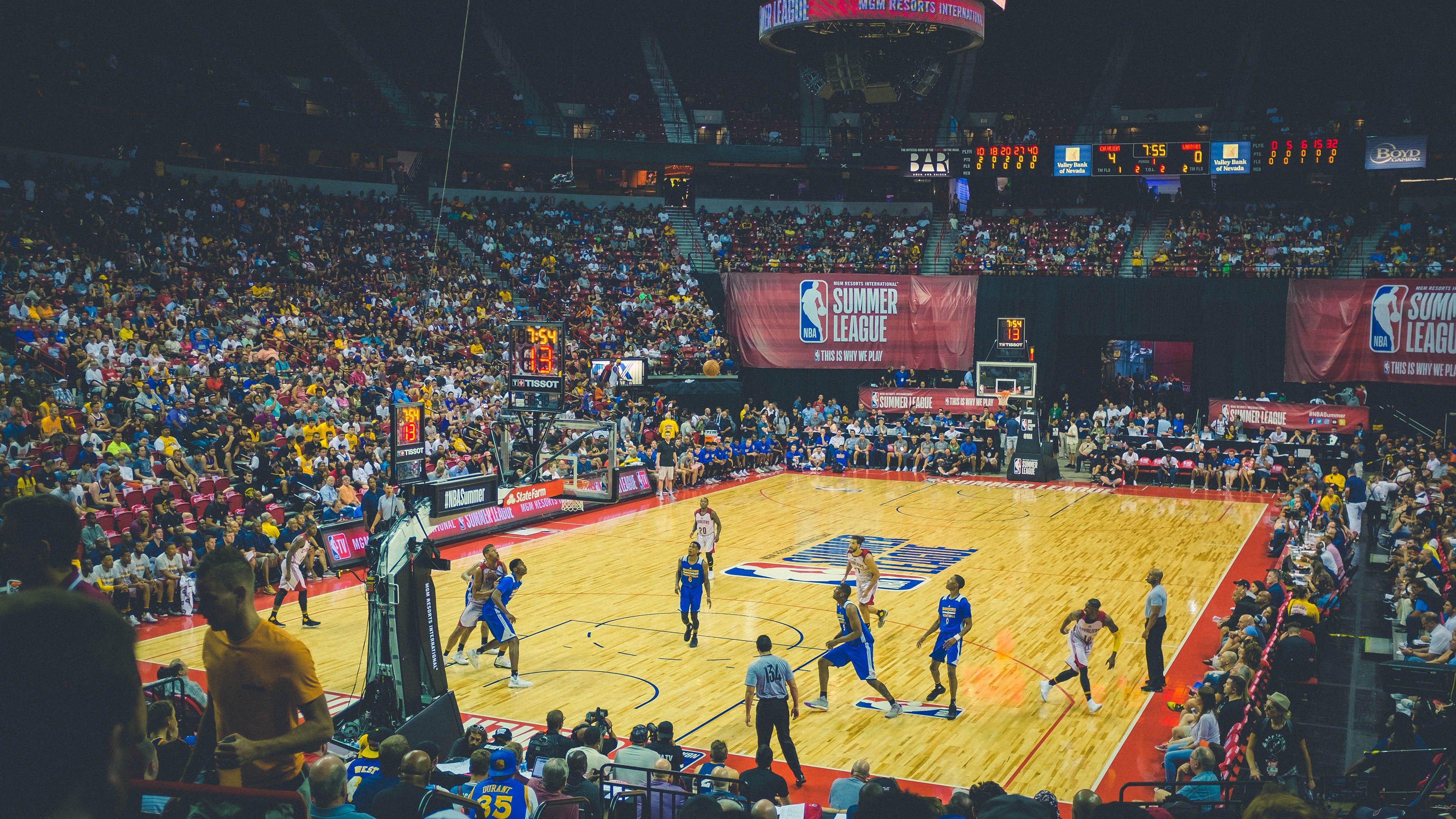 绿茵烽火与篮坛风云,意甲焦点战背后的体育逻辑